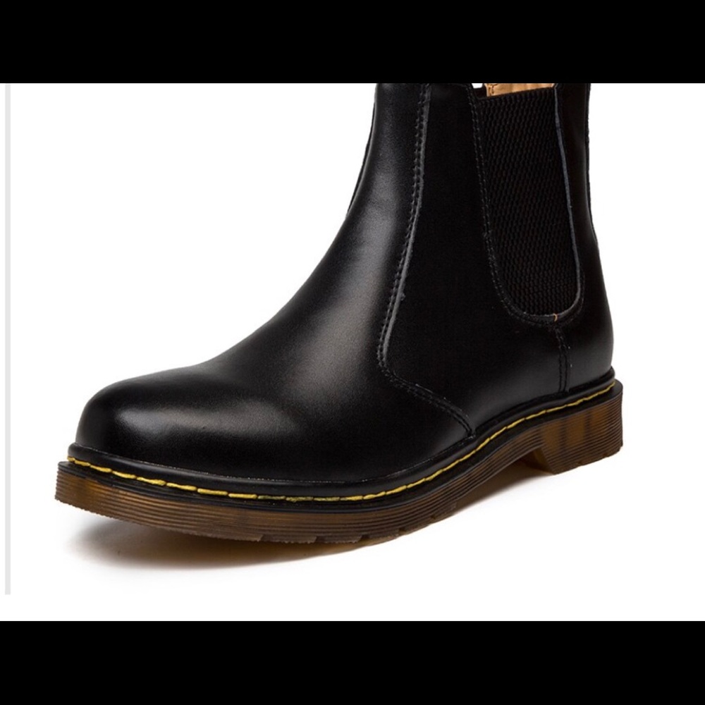 NWOT Men’s Chelsea Boots